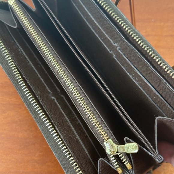 LOUIS VUITTON Damier Ebene Zippy Wallet
Long Wallet CA3112 - Picture 8 of 15